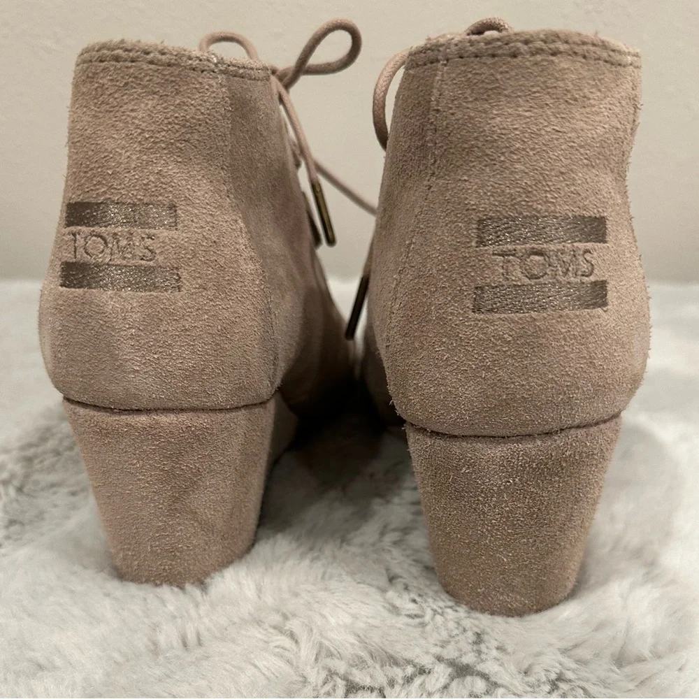TOMS Desert Wedge Suede Booties Beige Lace Up Boho Ankle Boots 8.5